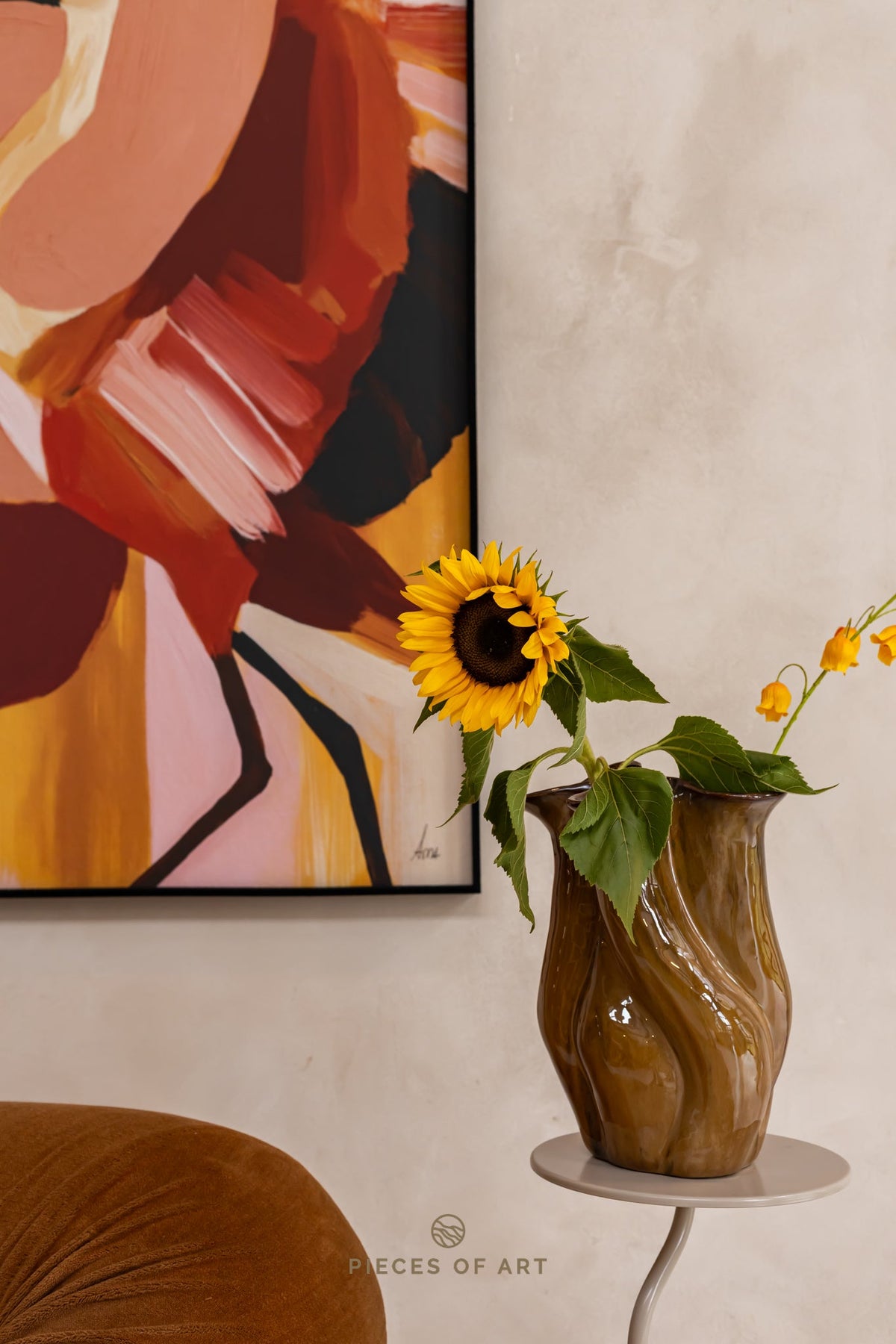 Acoustic painting, in a living room, that reduces echo