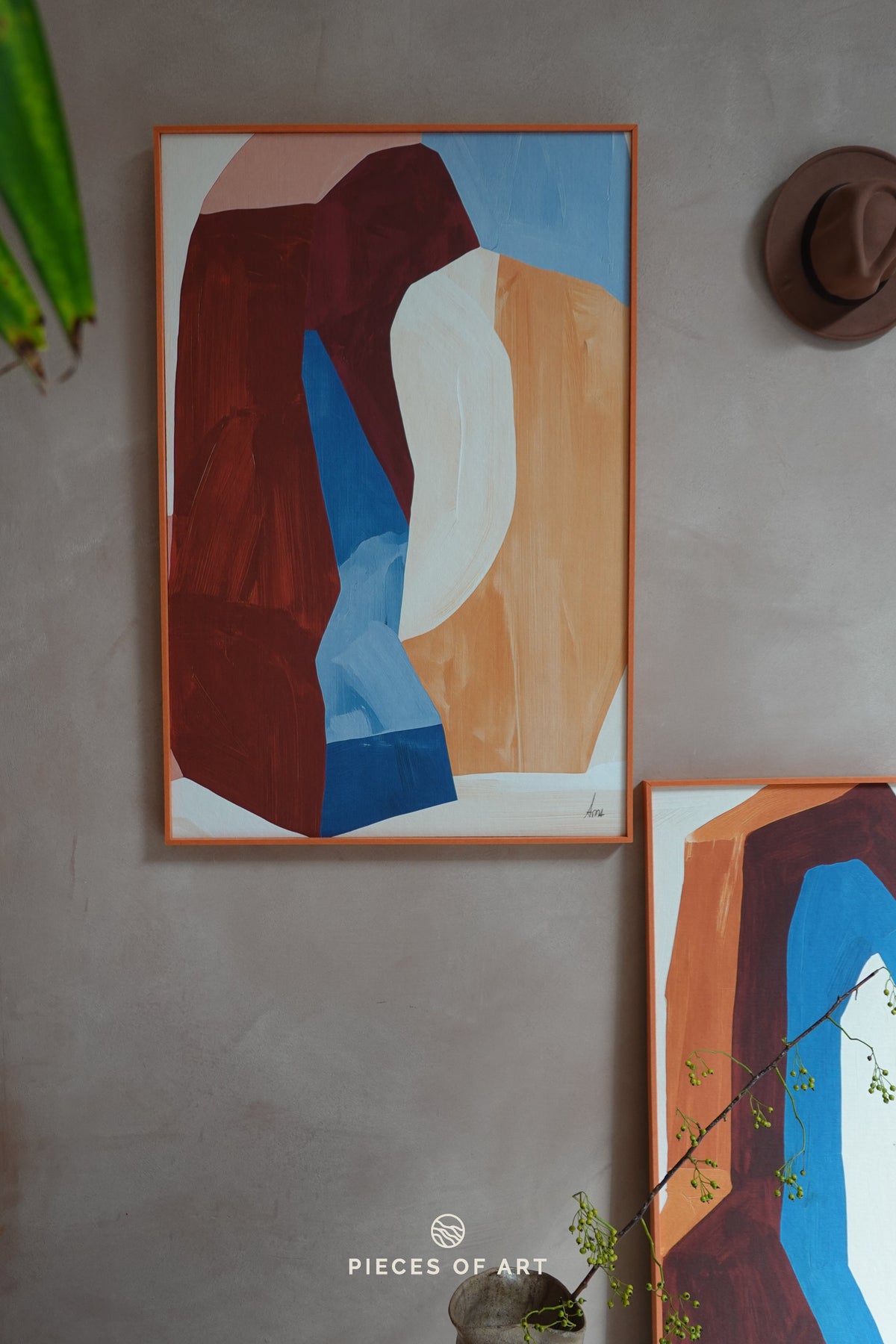 Akustisches Kunstpaneel an einer hellen Wand