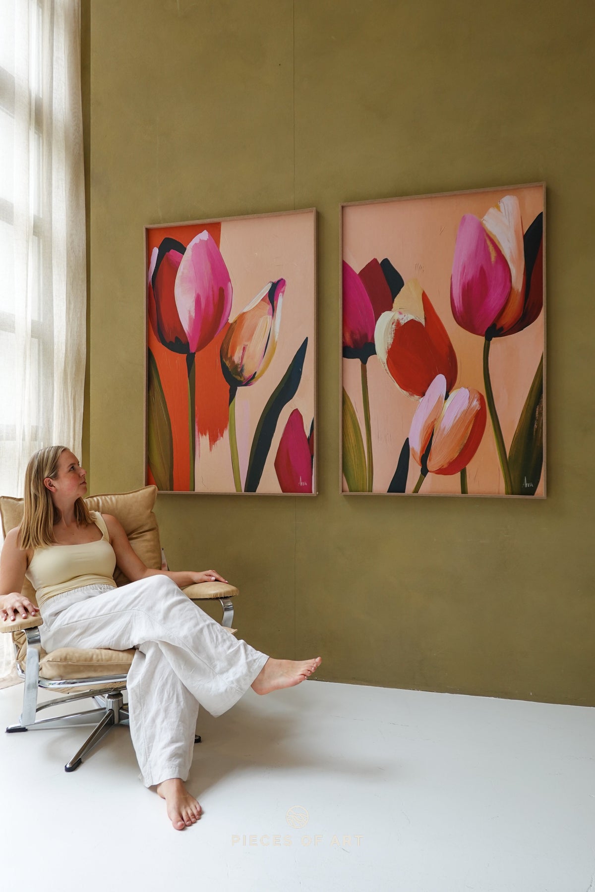 Akustisches Kunstpaneel über einem Sofa im Wohnzimmer