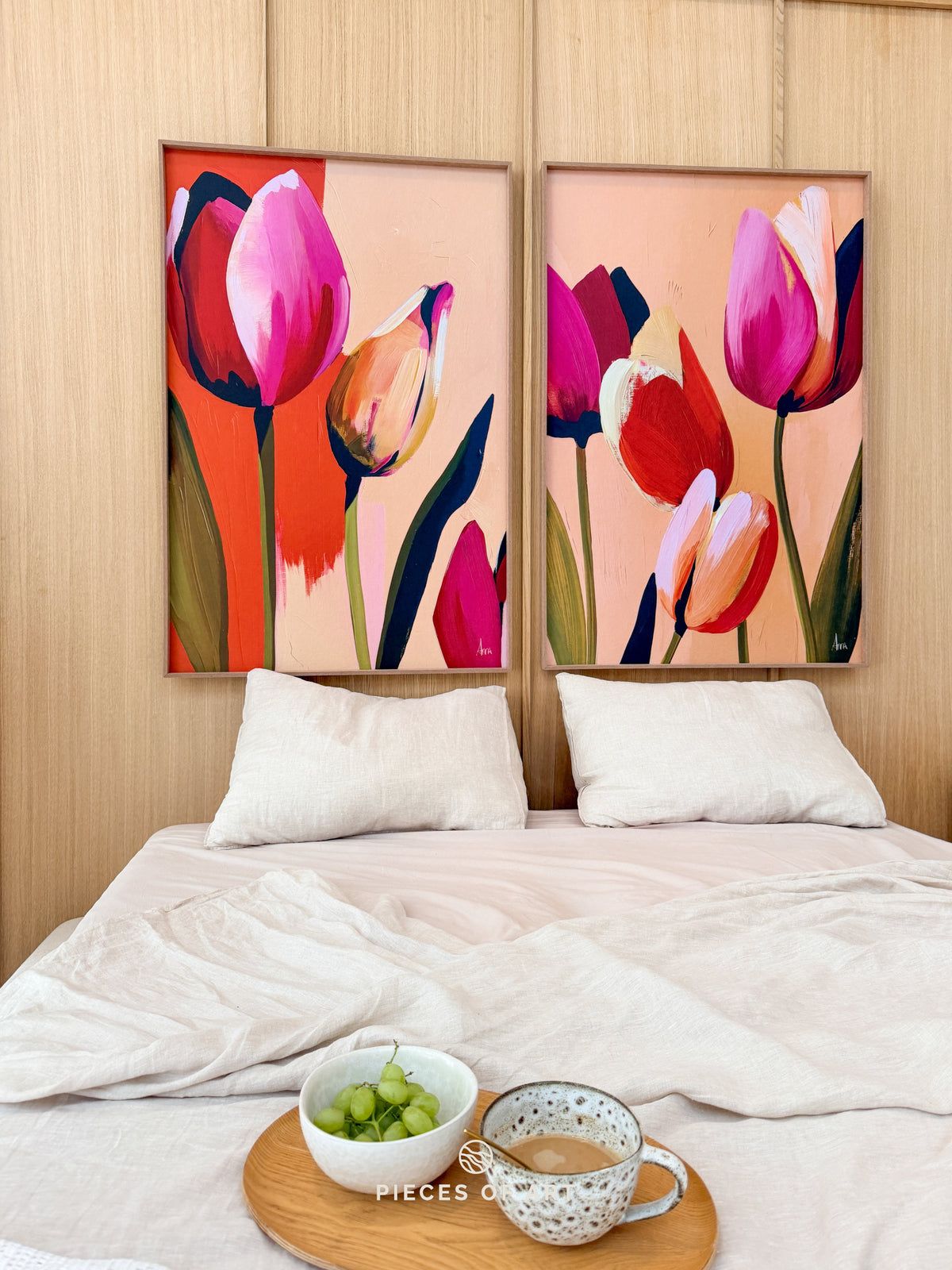 Akustisches Kunstpaneel in einem hellen, minimalistischen Raum