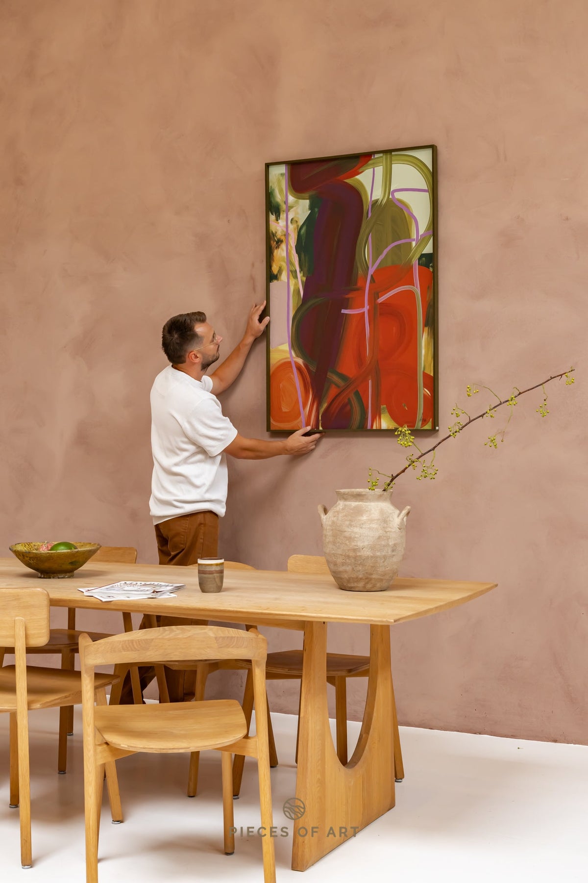 Acoustic painting, in a meeting room, that reduces echo