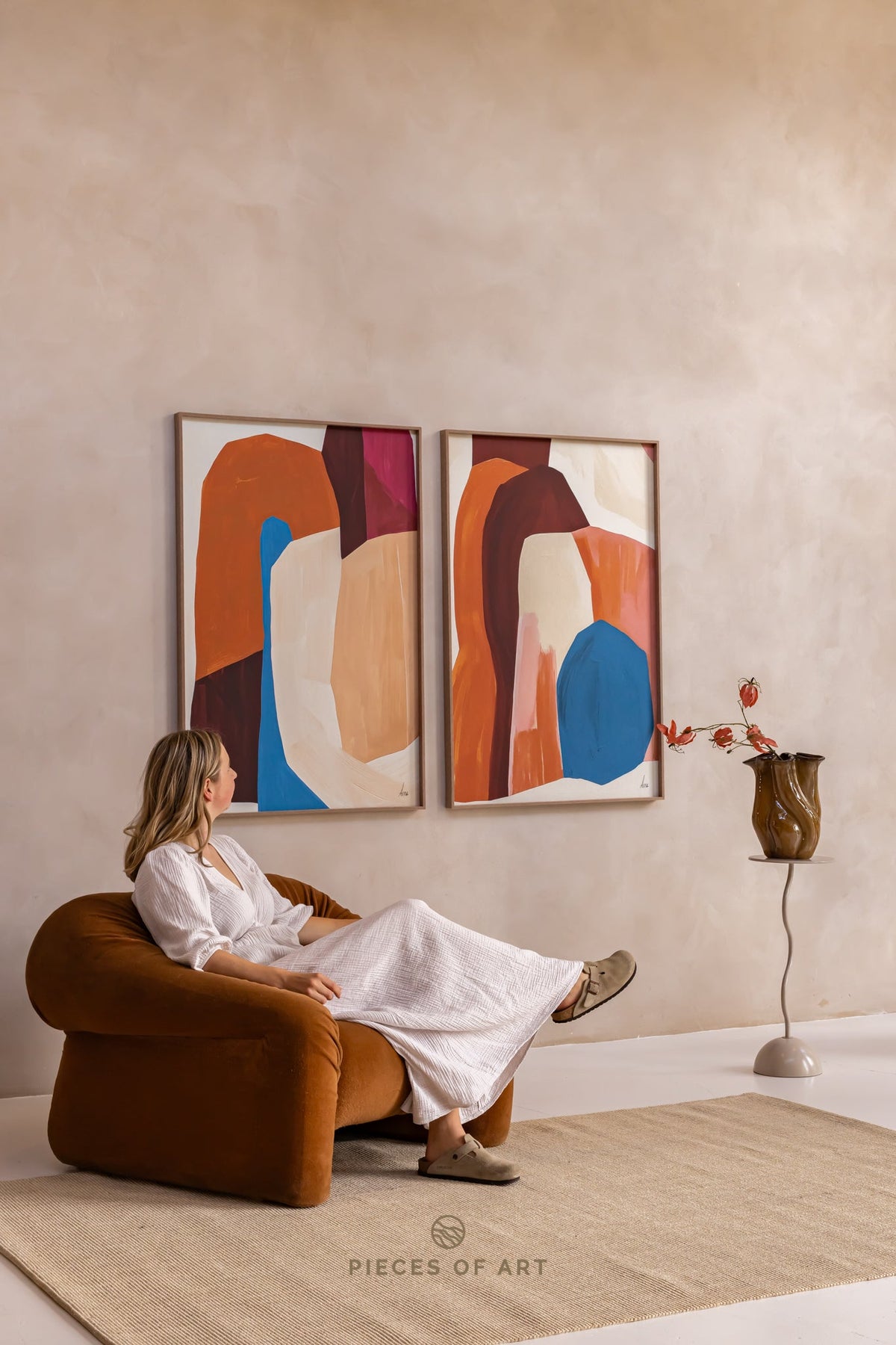 Acoustic wall decor, in an office, that reduces reverberation