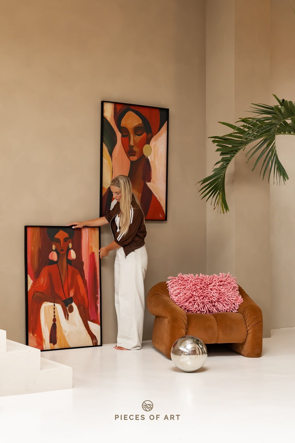 Sound-dampening wall decor, in a dining room